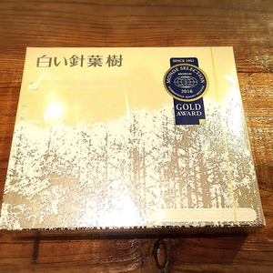 頂 -ITADAKI-　白い針葉樹